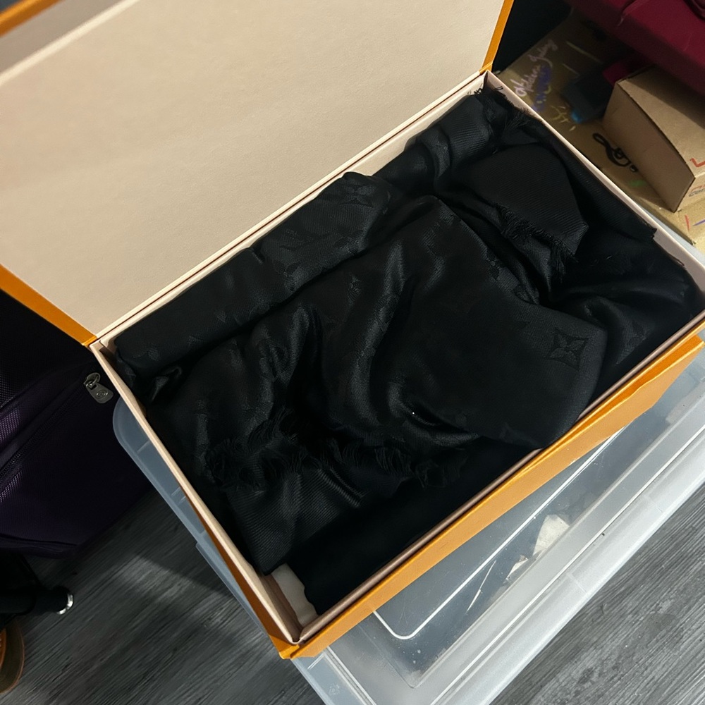 Louis Vuitton Black Scarf Luxurious Wrap - Picture 4 of 6